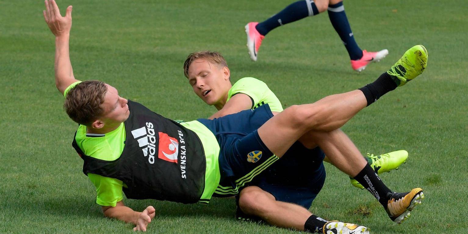 Emil Krafth och Ludwig Augustinsson krockar under träningen i Sofia inför VM-kvalmatchen mot Bulgarien på torsdag.