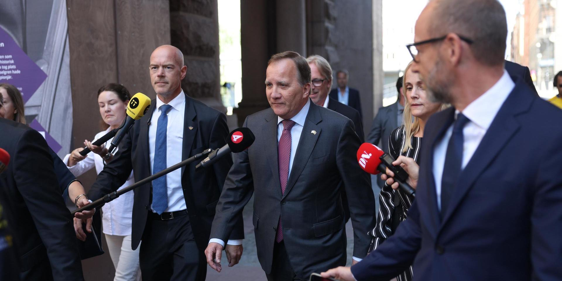 Stefan Löfven möter pressen efter att ha avgått som statsminister. Nu får han chansen att försöka bilda ny regering.