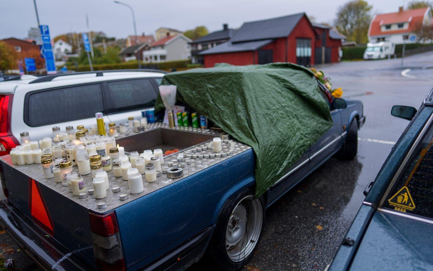 På en av de omkomnas A-traktorer placerades blommor, ljus och hans favoritdryck. 