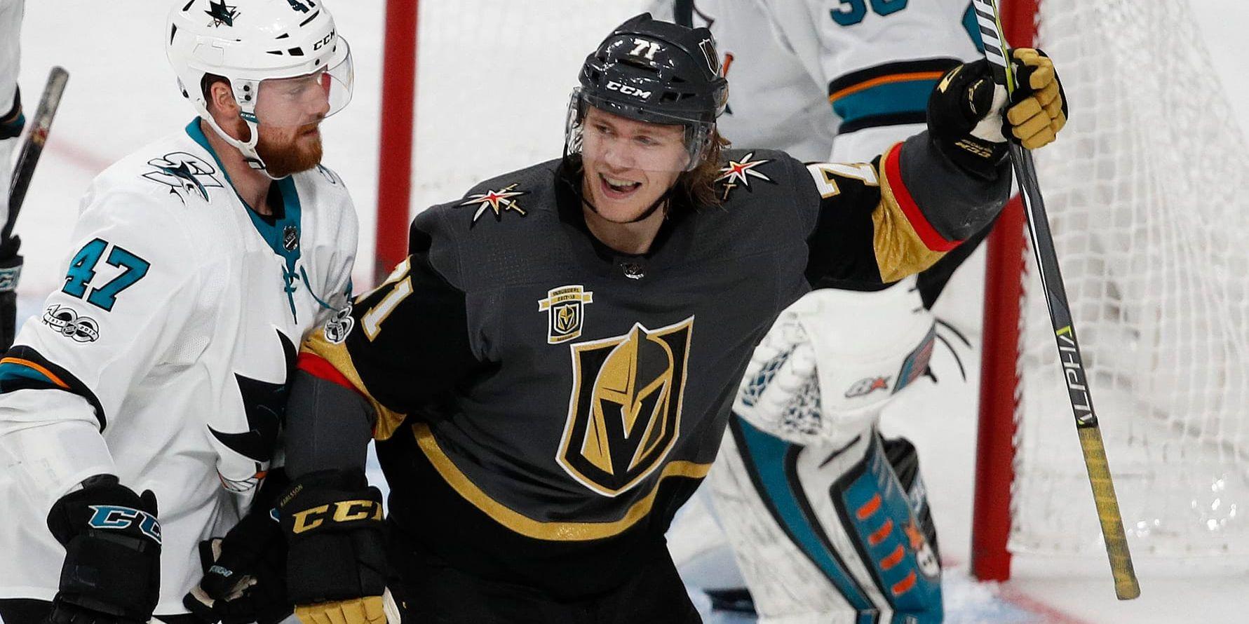 Vegas center William Karlsson firar ett av målen mot San Jose Shark hemma i Las Vegas.