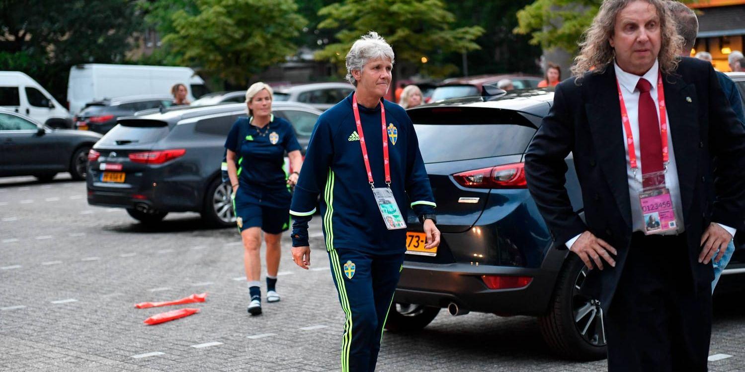 Pia Sundhage och assisterande förbundskaptenen Lilie Persson (längst bak), lämnar nu det svenska landslaget.