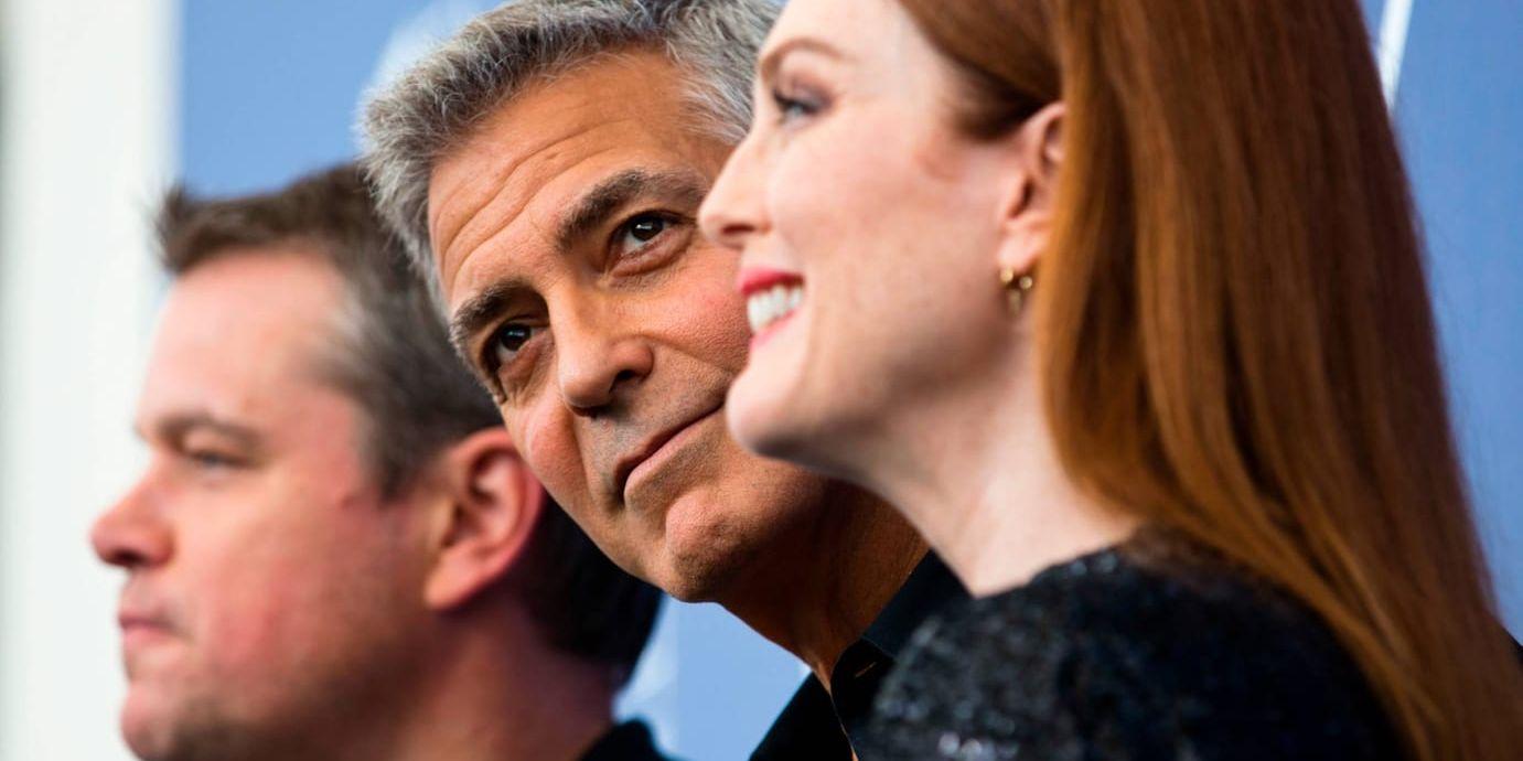 George Clooney (mitten) tillsammans med skådespelarna Matt Damon och Julianne Moore från filmen "Suburbicon".