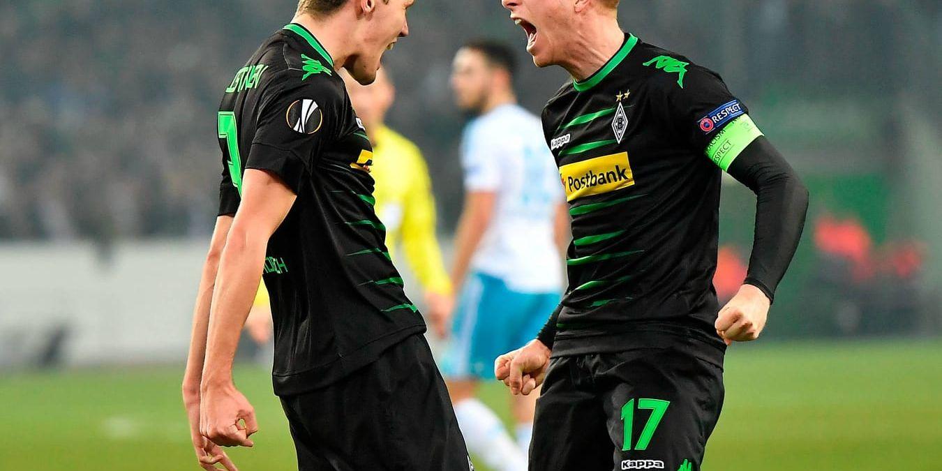 Oscar Wendt, till höger, förlänger kontraktet med Mönchengladbach. Arkivbild.