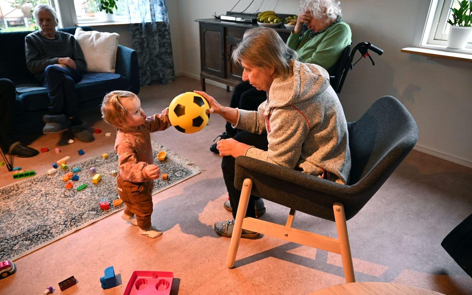 Förskolebarnen från Mellegården besöker varje vecka de gamla på Össbygården för att leka, sjunga och fika. Foto: Marita Adamsson