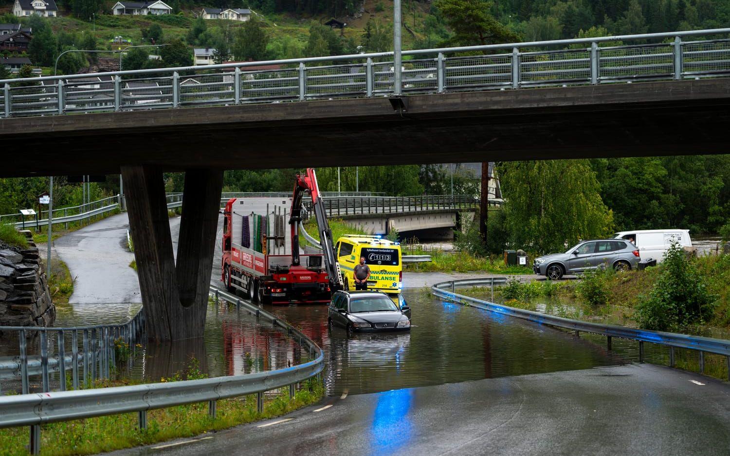 En personbil bogseras bort från vattenmassorna i Bagn.