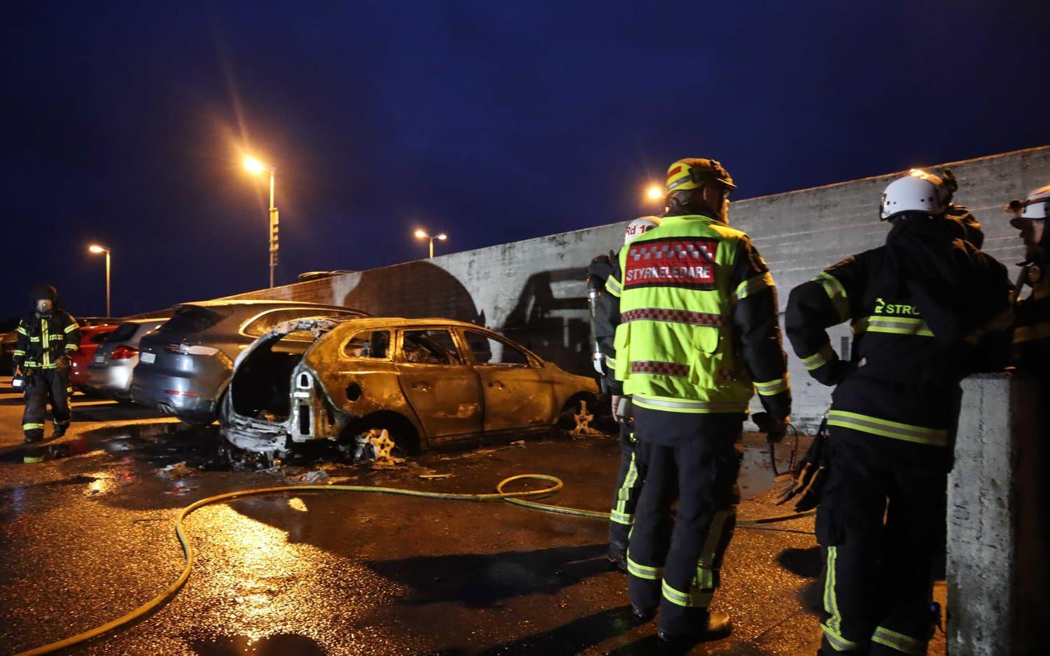 Två bilar började brinna i ett parkeringshus i natt. 