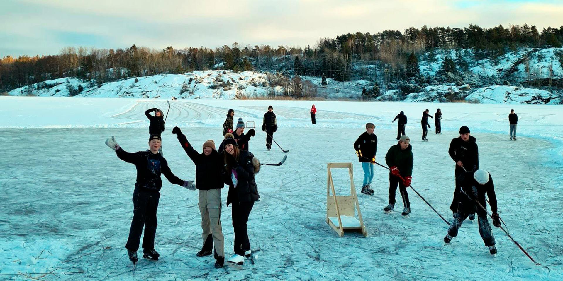 Vinterlek på Strömsvattnet i februari 2021.