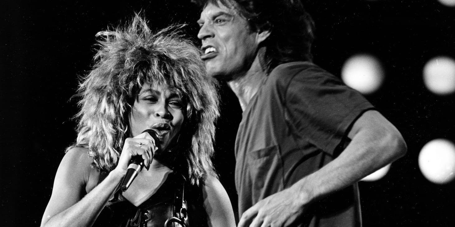 Tina Turner på scen tillsammans med Rolling Stones Mick Jagger 13 juli 1985.