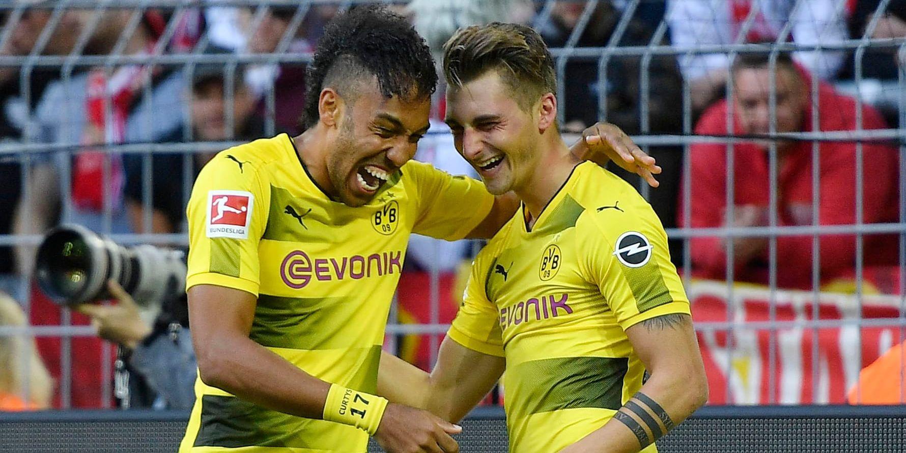 Pierre-Emerick Aubameyang (tv) och Maximiliam Philipp firar ett mål av den senare under Dortmunds framgångsrika start i Bundesliga. I Champions League väntar ett svårt test mot mästarlaget Real Madrid. Arkivbild.