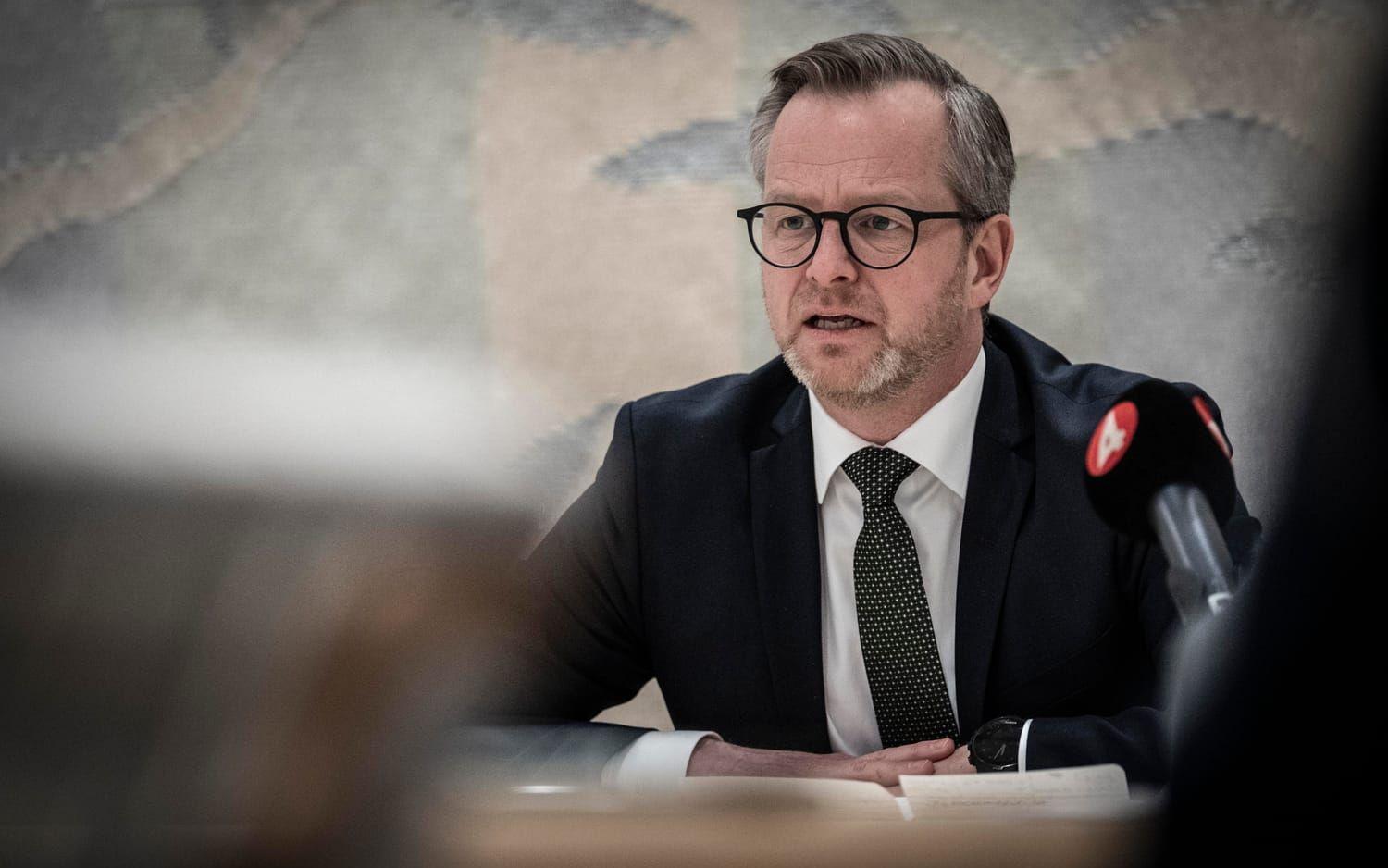 Finansminister Mikael Damberg på besök i Göteborg, lovade ett krispaket ”snart” riktat till konsumenter som bland annat drabbas av höga bensin- och dieselpriser.