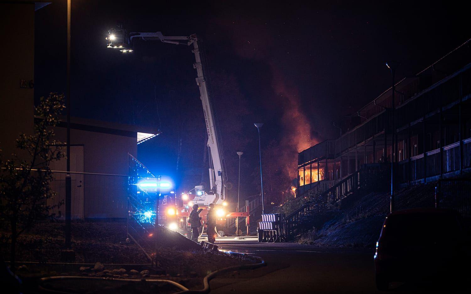 Brand i flerfamiljshus vid Hjortmossegatan.