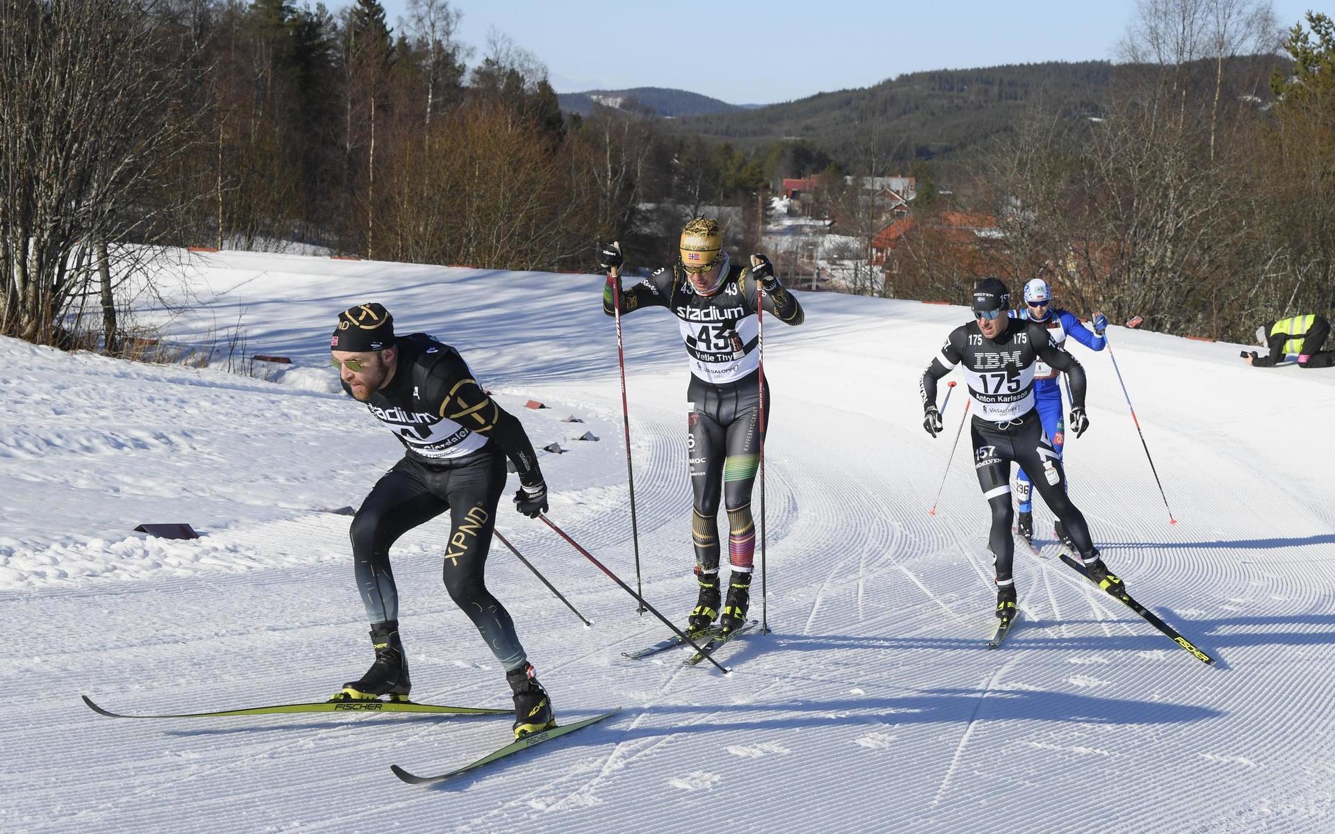 Tord Asle Gjerdalen, Vetle Thyli och Anton Karlsson utgjorde täten för herrarna när de kom till Oxberg. 