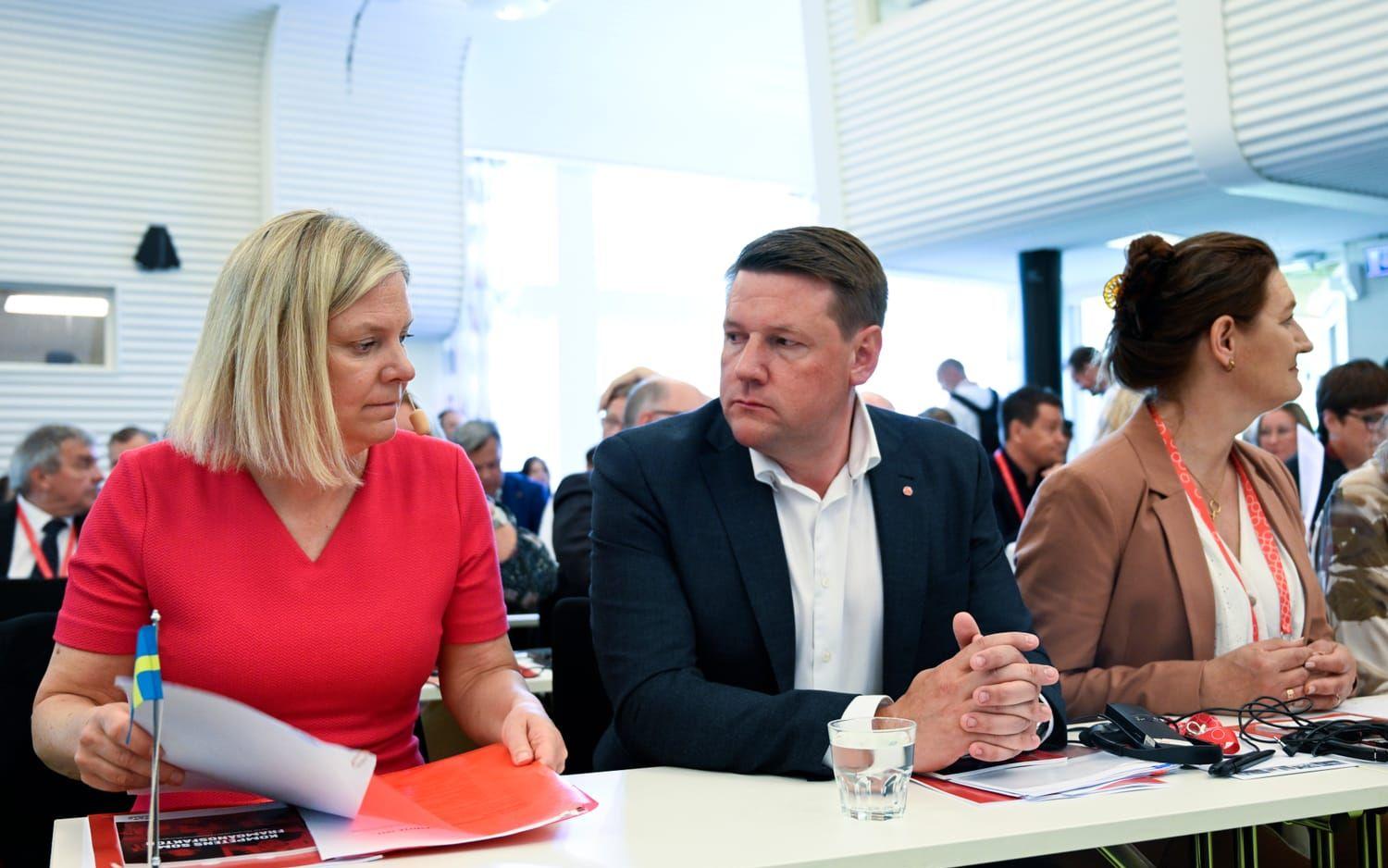 Partiledaren Magdalena Andersson (S) och partisekreteraren Tobias Baudin.