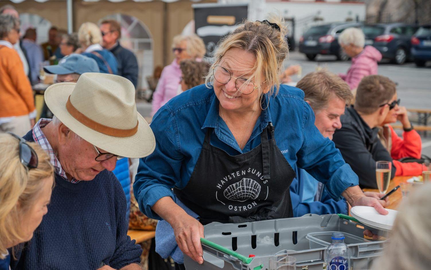 Ulrika Lorensson från Havstenssunds Ostron serverade de sittande sällskapen.