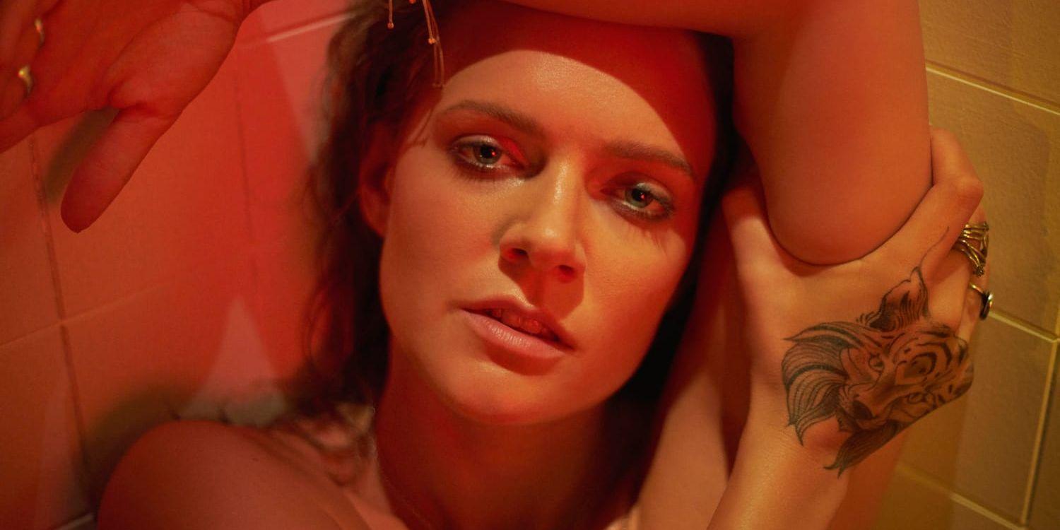 Tove Lo har uppträtt i arenor över hela världen men tycker fortfarande att det är speciellt att spela i Sverige. "Jag jobbade i garderoben i Globen efter skolan för att man fick se en massa konserter gratis. Så att spela där skulle vara riktigt sjukt", säger hon. Pressbild.