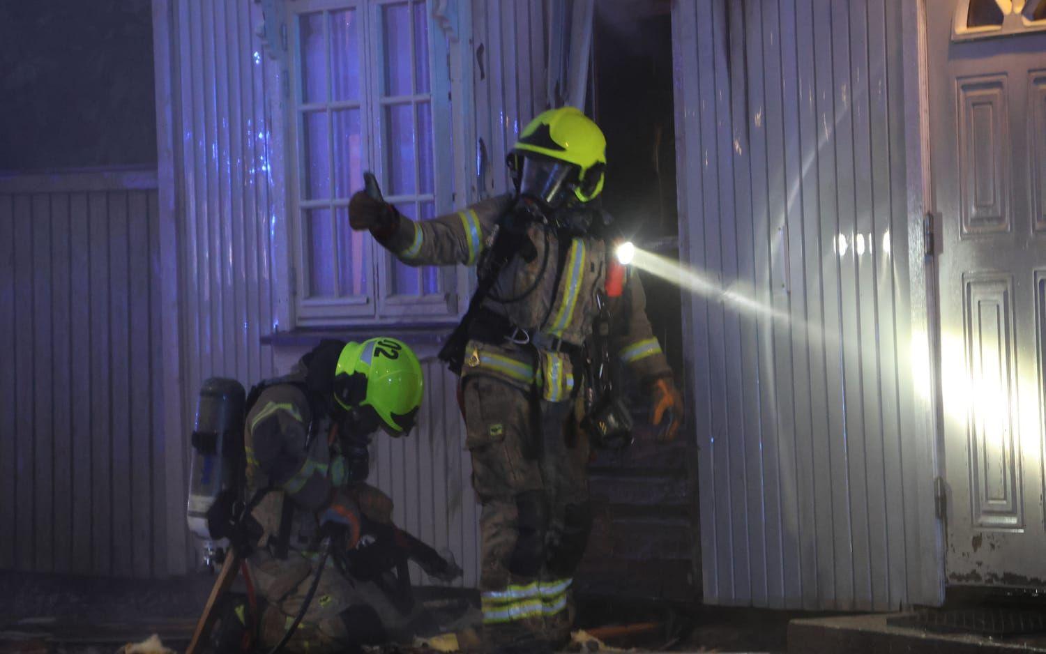 En kraftig brand rasade i centrala Halden under natten. Flera personer evakuerades.