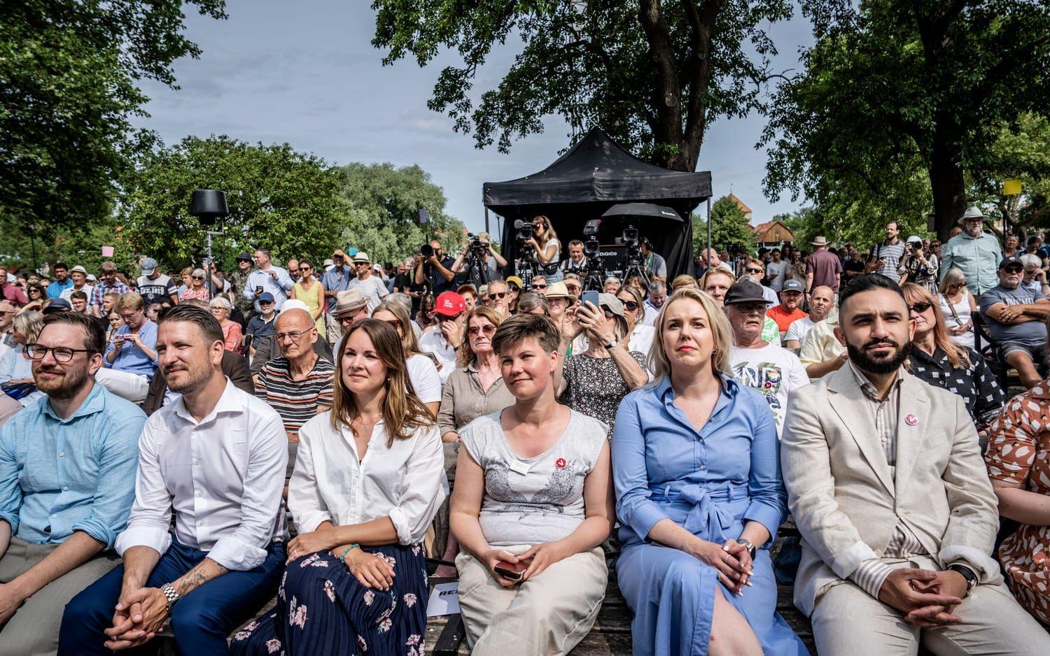 Vänsterpartiets partiledare Nooshi Dadgostar håller tal i Almedalen.