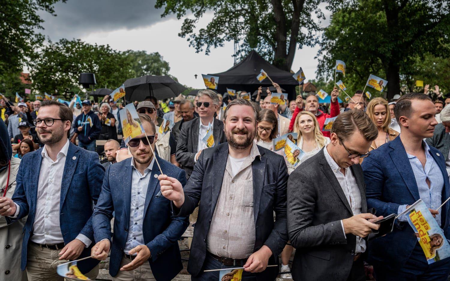 Sverigedemokraternas gruppledare Linda Lindberg håller tal i Almedalen. 