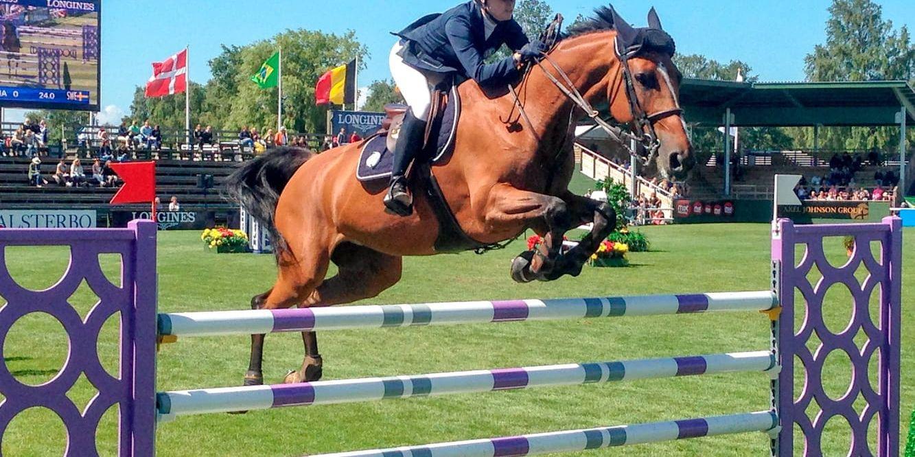 Evelina Tovek, 23, på hästen Beezie i 1,45-klassen. I nationshoppningen sitter hon på Castello.