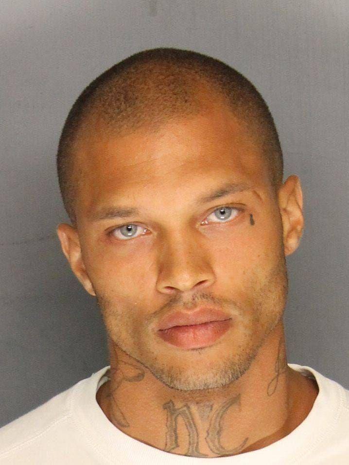 Jeremy Meeks greps 18 juni 2014 och hans mugshot blev omedelbart viralt för att han var så snygg. Han dömdes för vapeninnehav men efter ett drygt år i fängelse blev han modell.