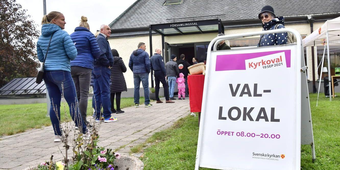 STOCKHOLM 20210919Kyrkovalet, människor köar för att rösta i vallokalen i församlingssalen vid Brännkyrka kyrka i södra Stockholm.Foto: Jonas Ekströmer / TT / kod 10030