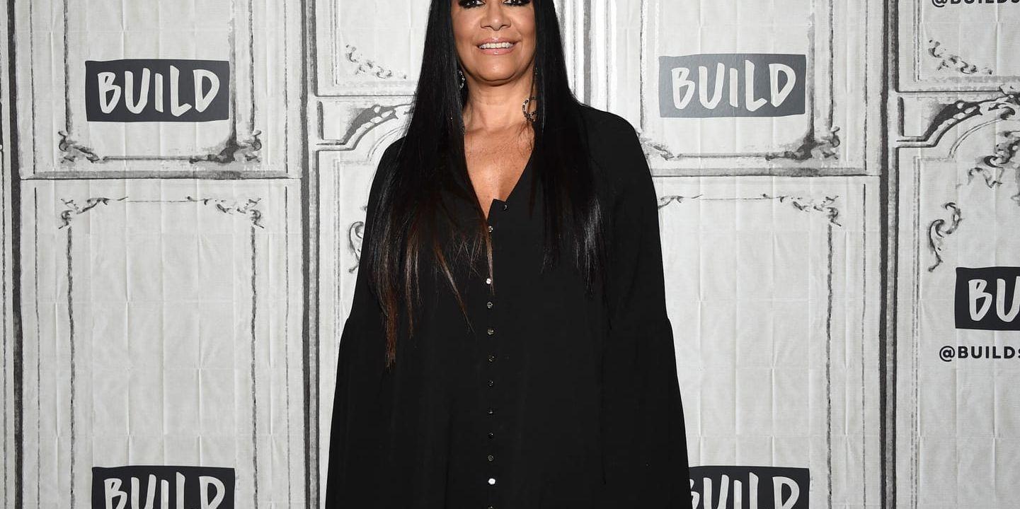 Sheila E. hedrar Prince på albumet "Iconic: Message 4 America". Arkivbild.