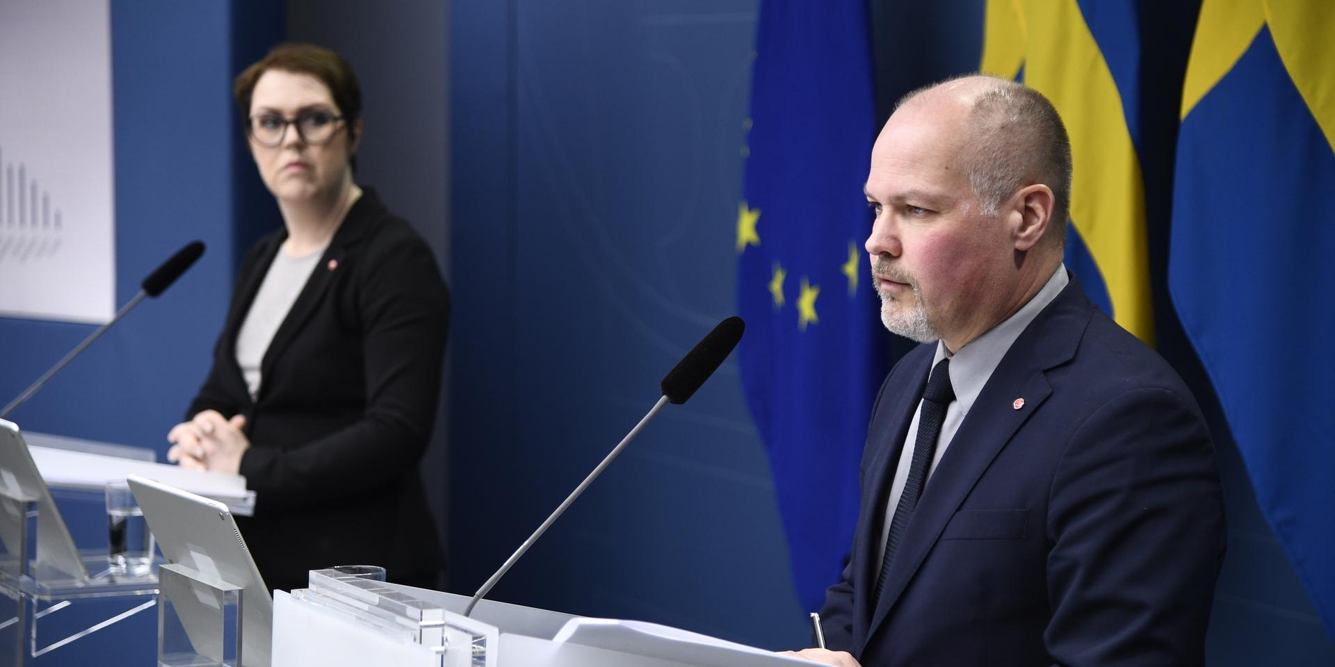 Socialminister Lena Hallengren och justitieminister Morgan Johansson presenterar en ny narkotikautredning.