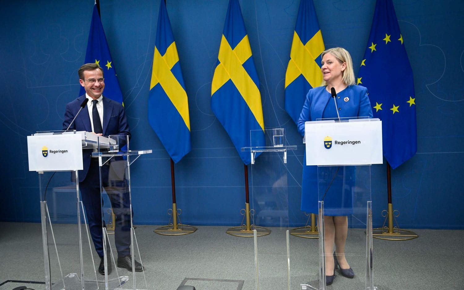 Ulf Kristersson och Magdalena Andersson har sagt att de ska hålla ihop kring Nato-processen. Men nu har kritiken riktats mellan partierna. 