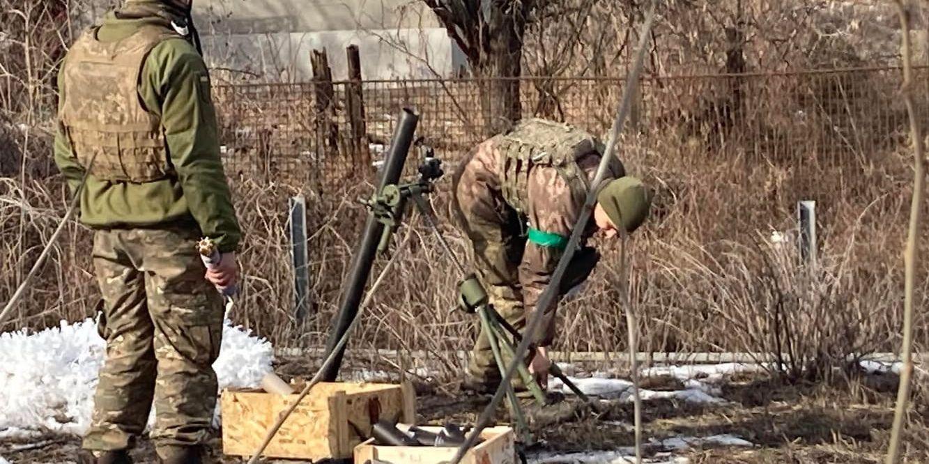 Krigare: Ukrainska soldater i Bachmut riggar en granatkastare riktad mot fienden en dryg kilometer bort.