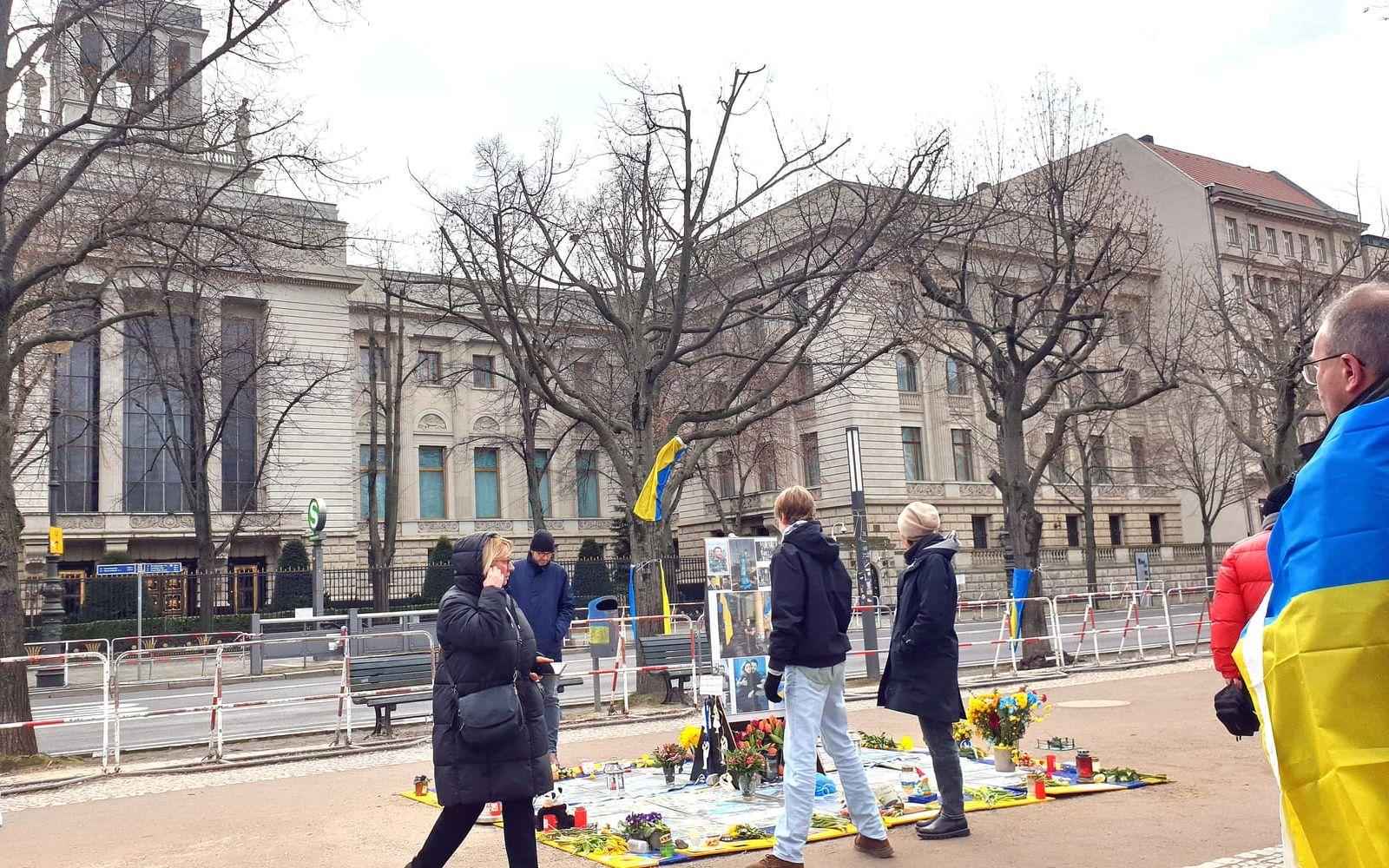 Manifestation för Ukraina utanför ryska ambassaden i Berlin.