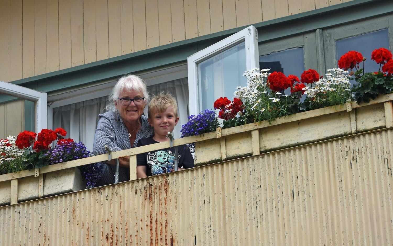 Gunilla Belfrage och barnbarnet Hugo Belfrage hade bra uppsikt över Karlsgatan från sin balkong.