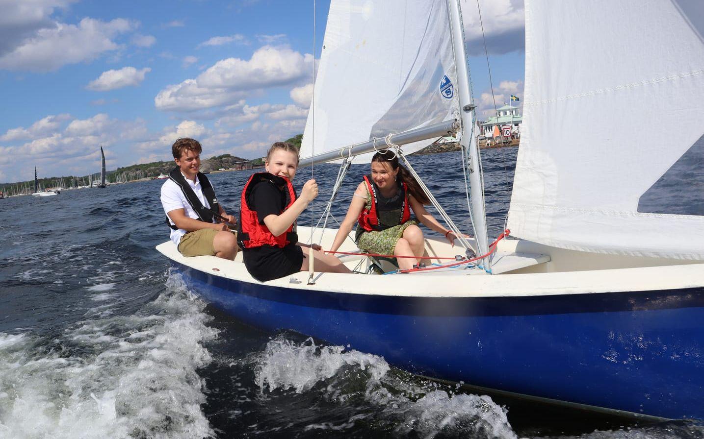 Isac Bertilsson i seglarskolan gav systrarna Mila och Leia Topelius en inblick i seglingens konst.