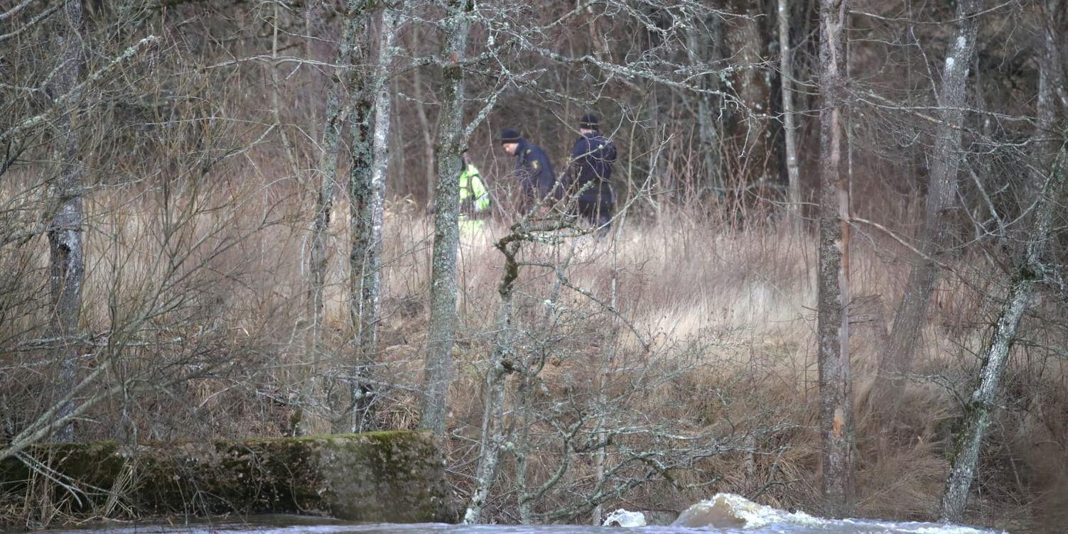 Polisen söker med stora resurser efter Amela som varit försvunnen sedan i söndags kväll.