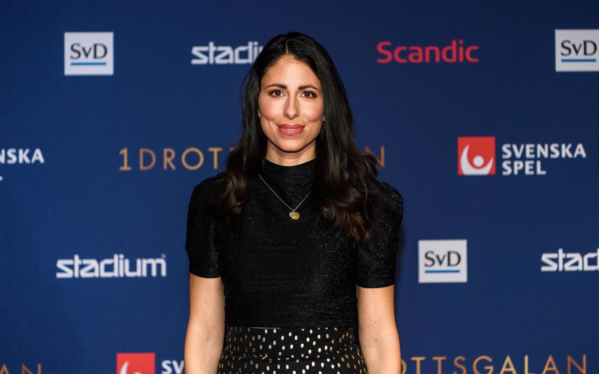 Susanne Najafi, prisutdelare, poserar på röda mattan under Idrottsgalan.