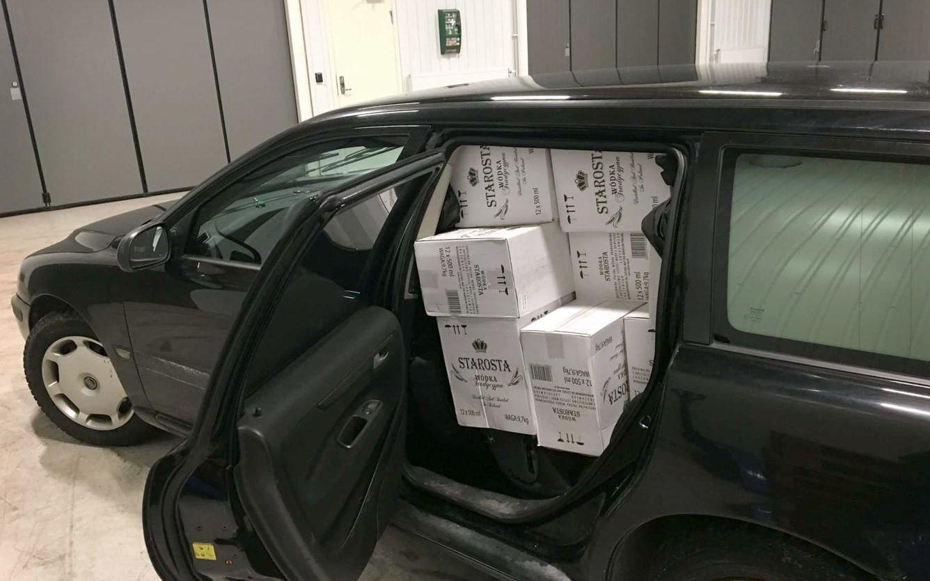 I bilen transporterades 282 liter vodka, 256 liter whisky och 24 liter likör som smugglats in i Sverige. Föraren döms till fängelse. Foto: Polisen