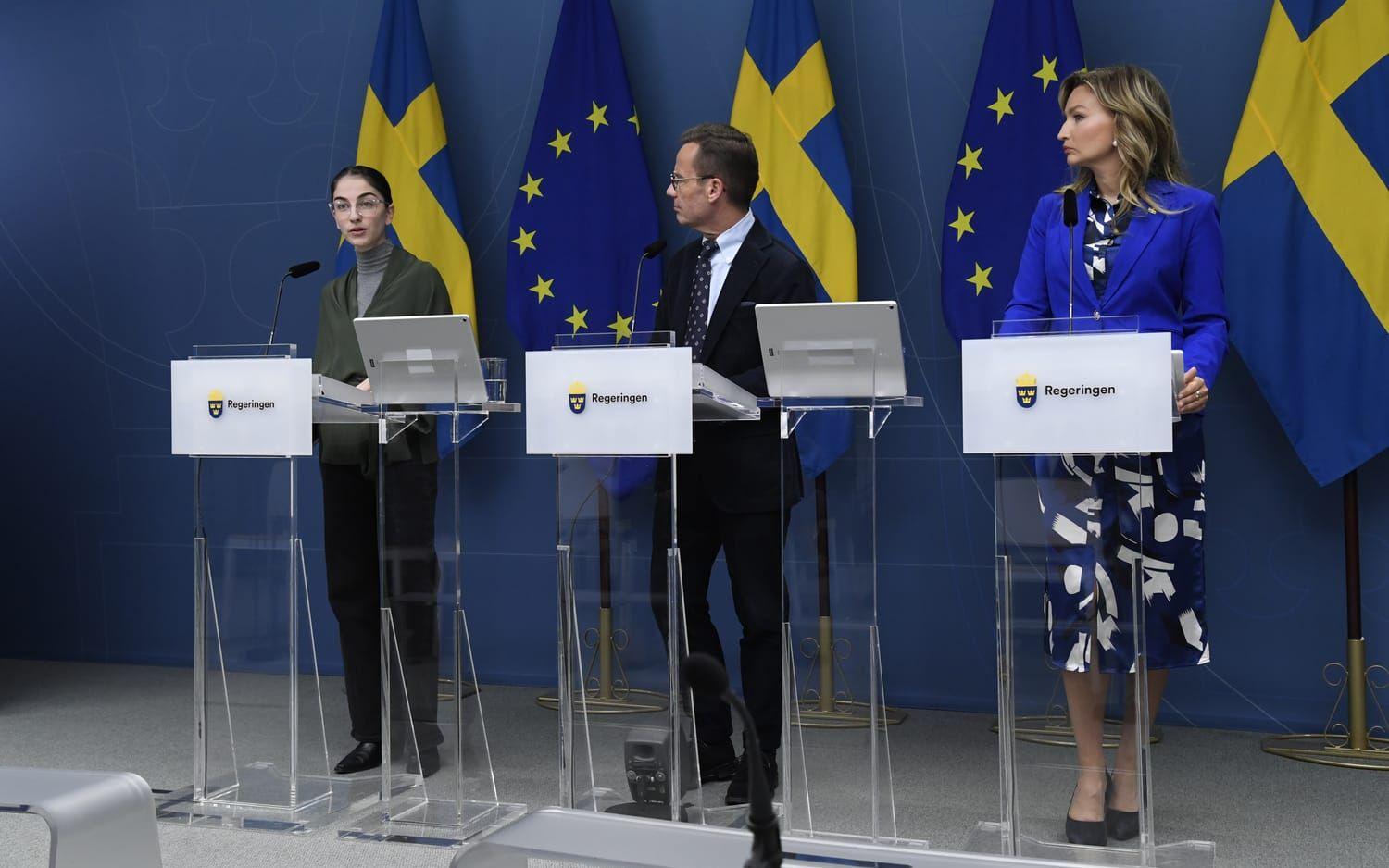 Statsminister Ulf Kristersson (M), energi- och näringsminister Ebba Busch (KD) och klimat- och miljöminister Romina Pourmokhtari (L) gav besked om ja till mer vindkraft. Det fick SD att ilskna till.