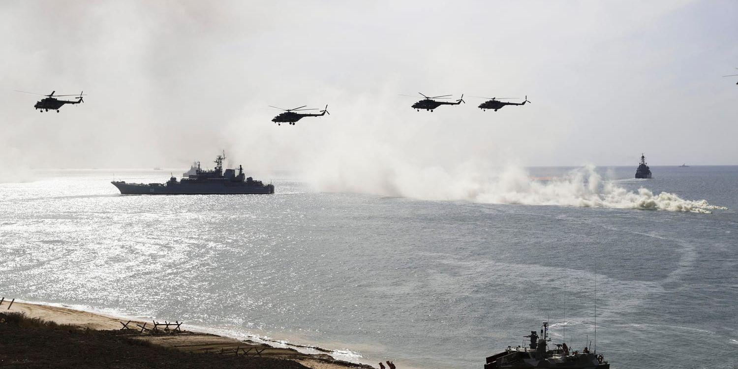 Ryska fartyg och helikoptrar vid Svarta havet, Krimhalvön. Arkivbild.