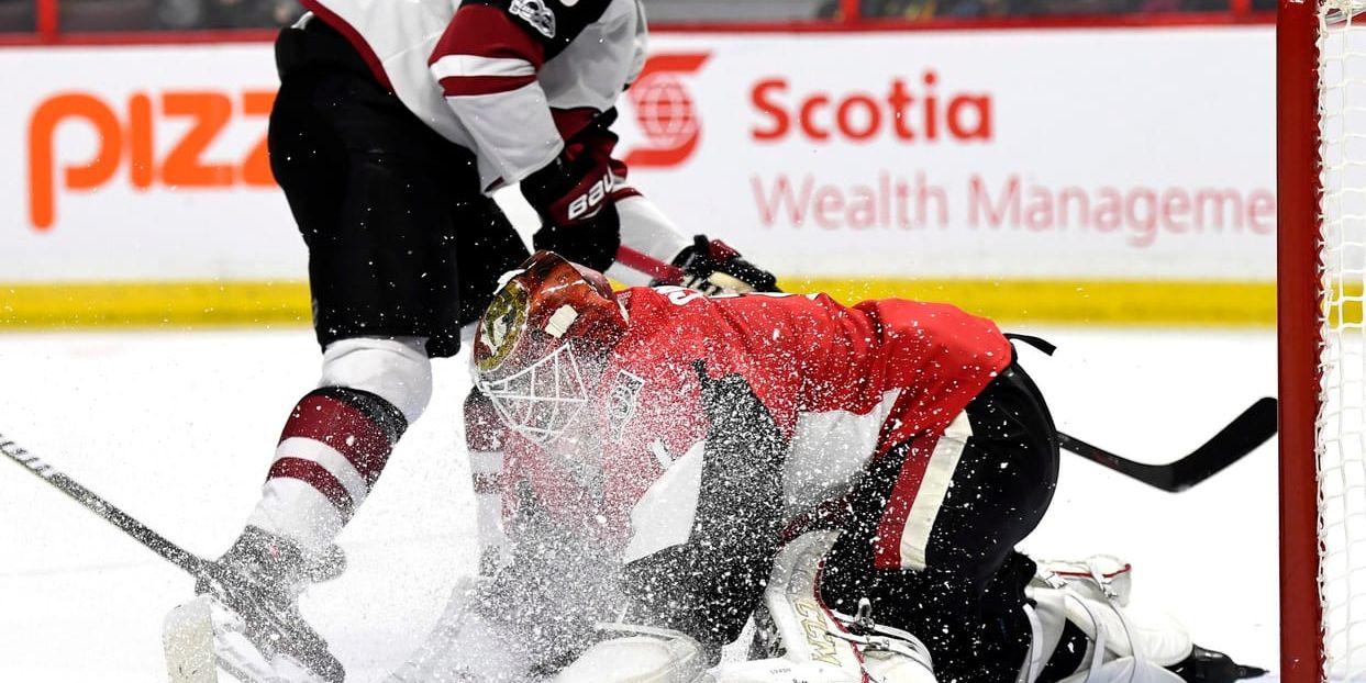 Anthony Duclair gör ett av sina mål på Ottawas målvak Mike Condon.