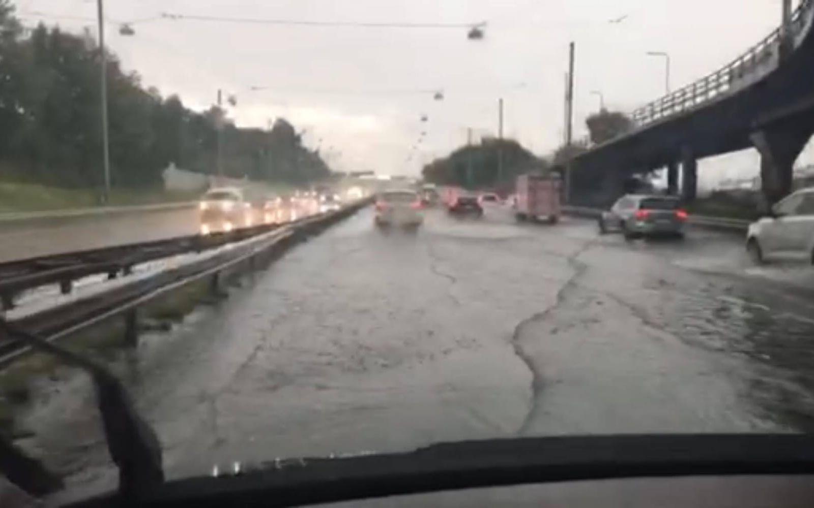 Även trafiken blev lidande av vattenmassorna. Bild: Läsarbild