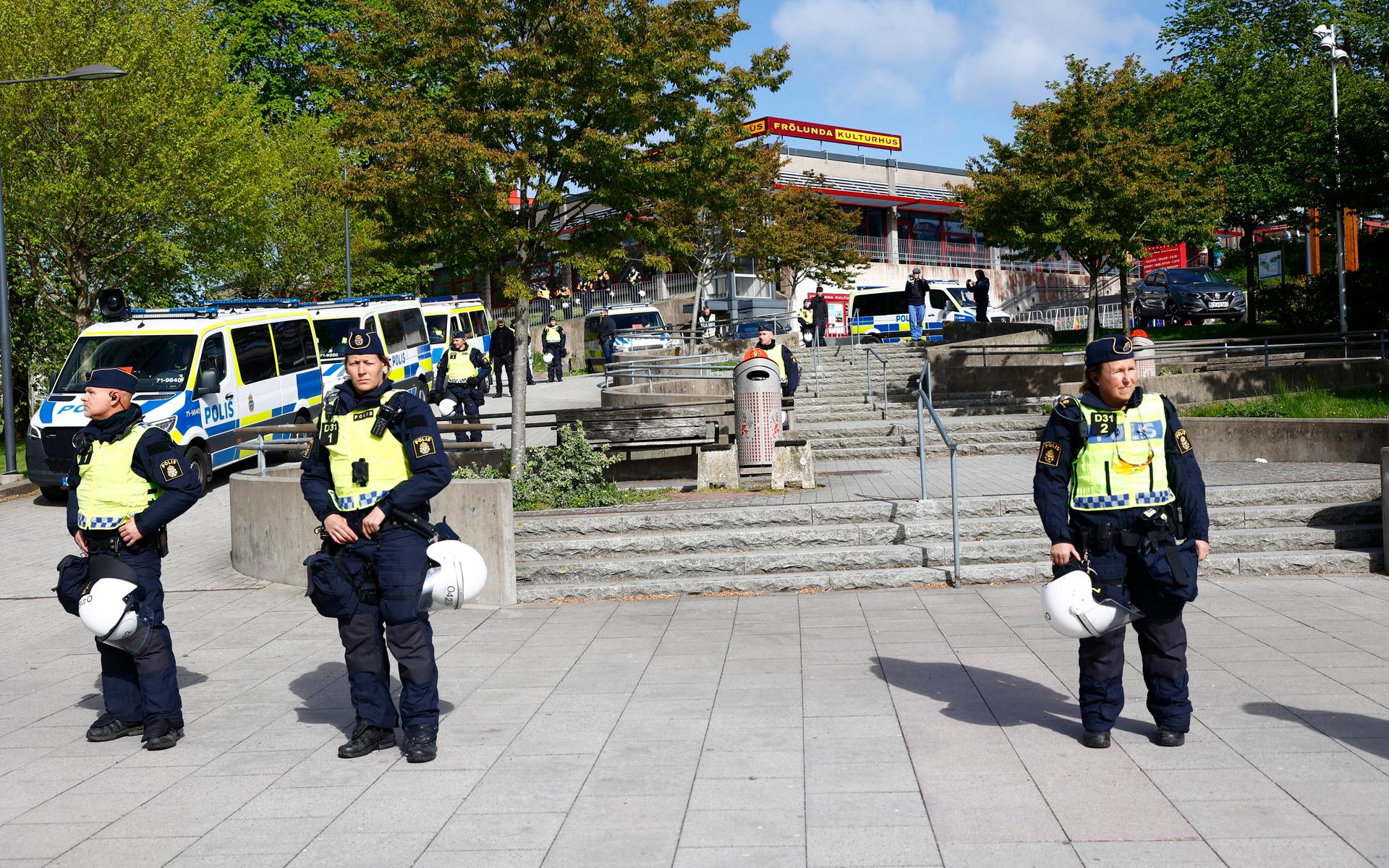 Det gick initialt lugnt till på platsen, men åhörarna var märkbart upprörda och ropade bland annat ”Inga rasister på våra gator” för att överrösta honom.