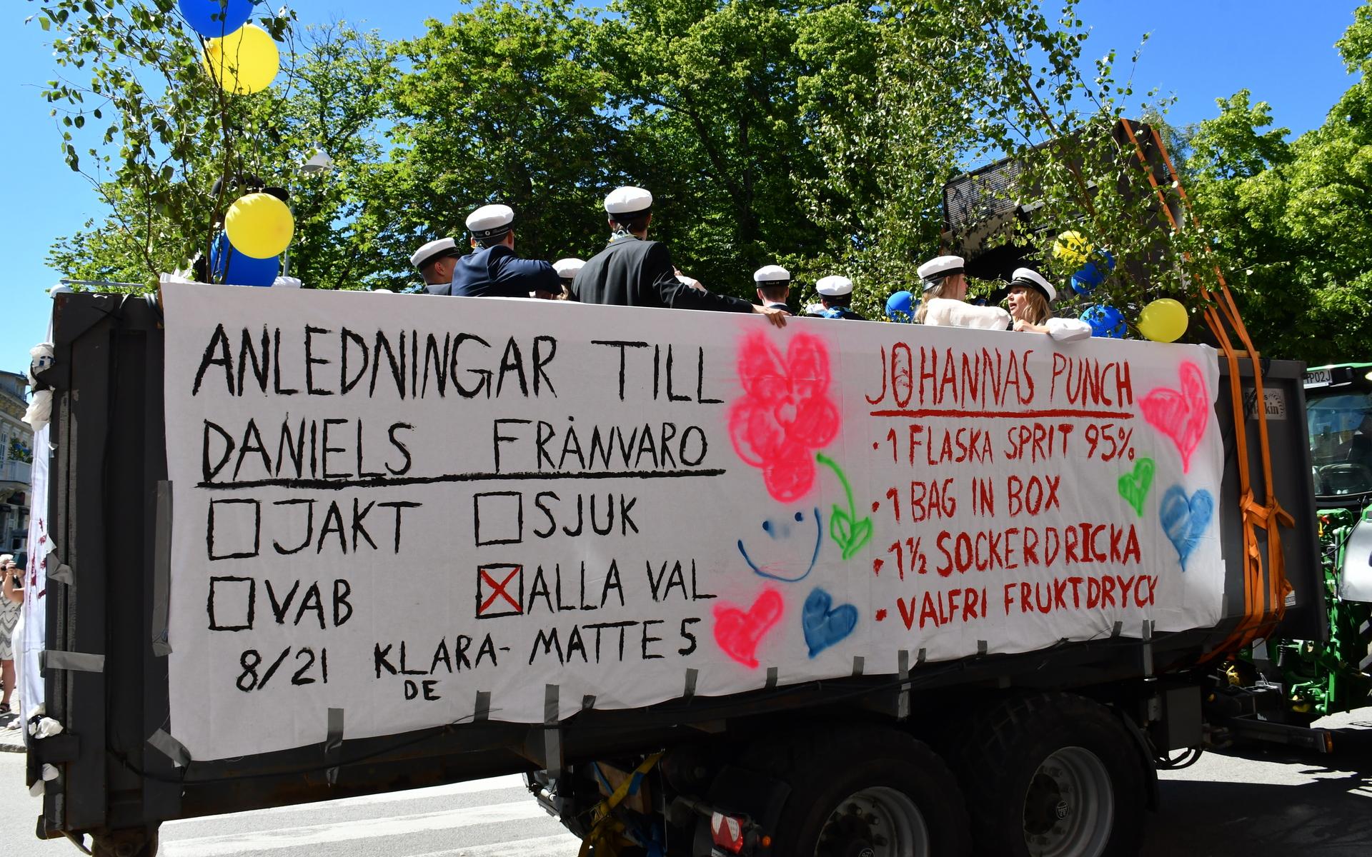 Efter utspringet åkte studenterna flak runt staden. 