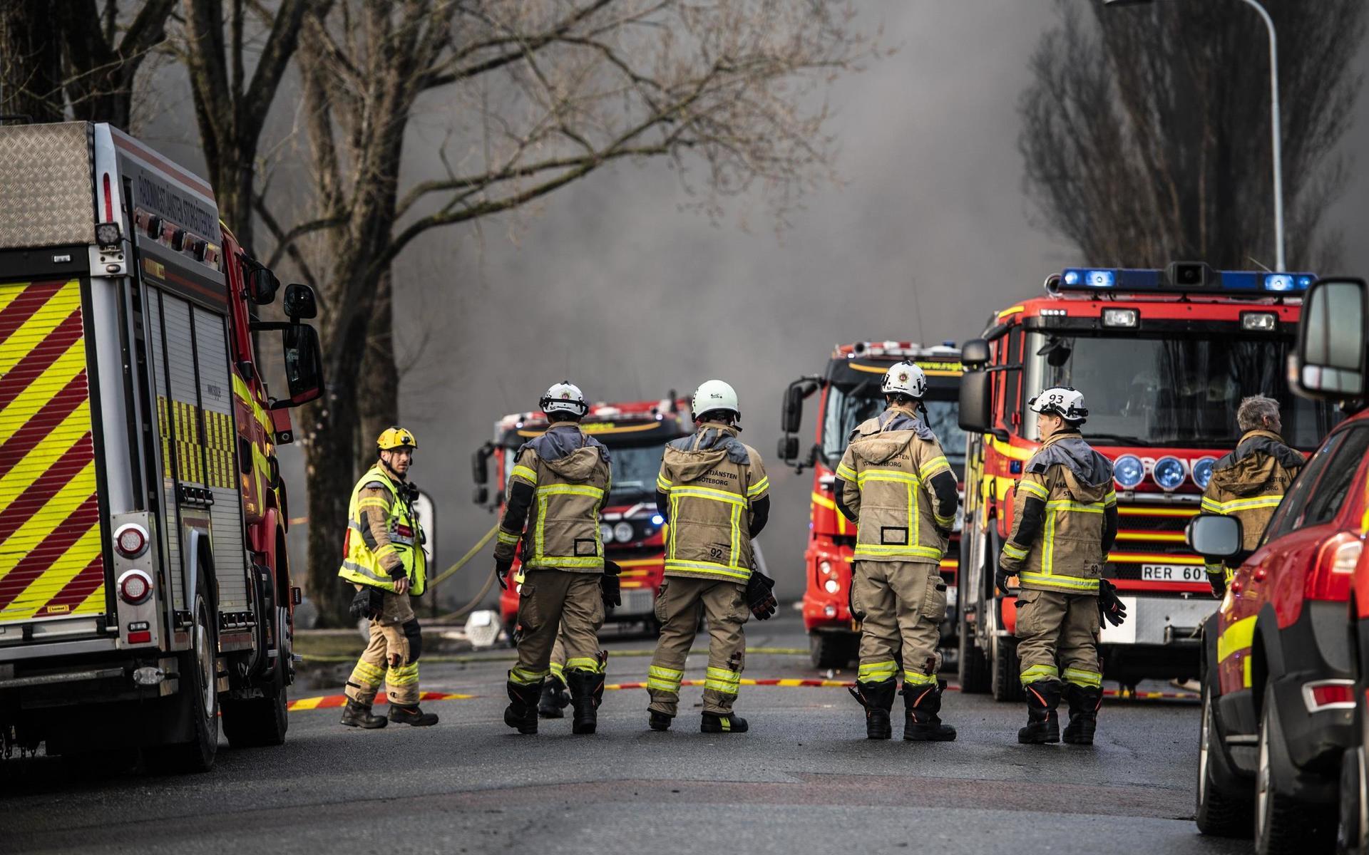 Ett stort antal brandman kämpa mot lågorna. Cirka 25 enheter har larmats till platsen. 