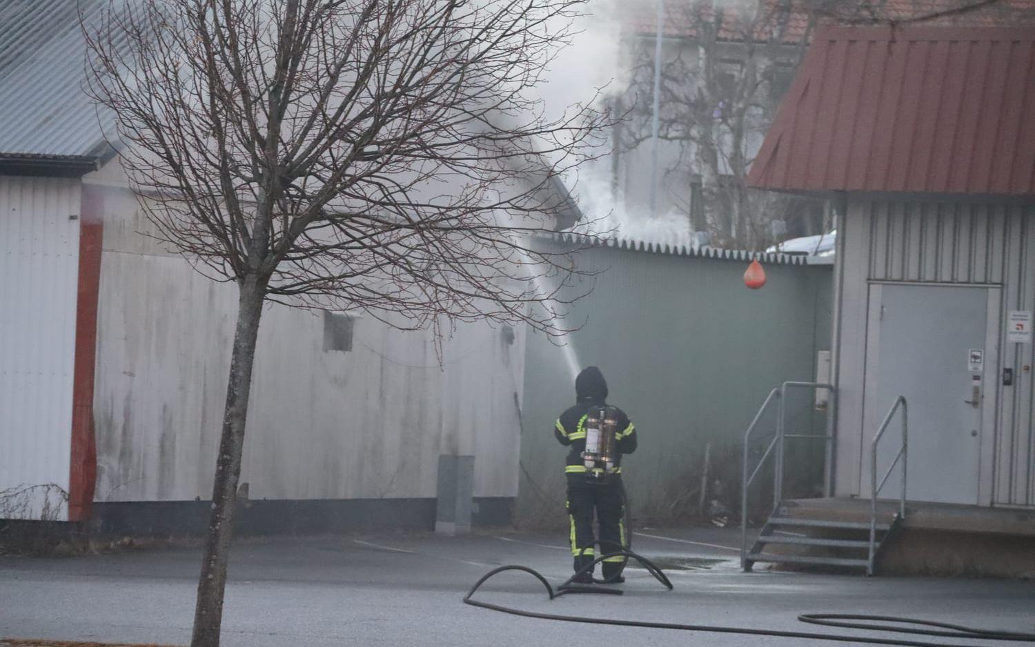 Kraftig brand i byggnad på Oslovägen i Strömstad under lördagskvällen.