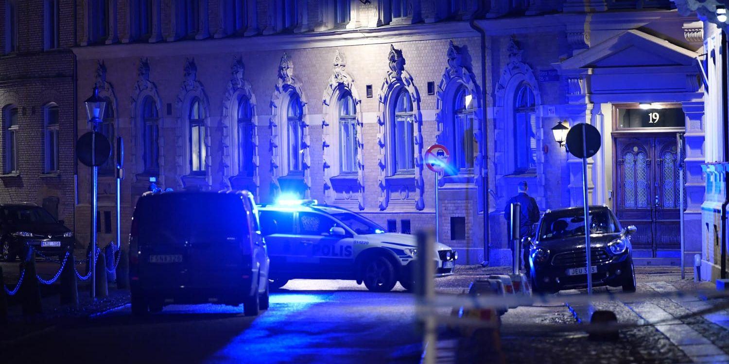 Polis och räddningstjänst larmades till judiska församlingen på lördagskvällen efter att flera personer setts kasta brinnande föremål mot församlingens lokaler vid synagogan i centrala Göteborg.