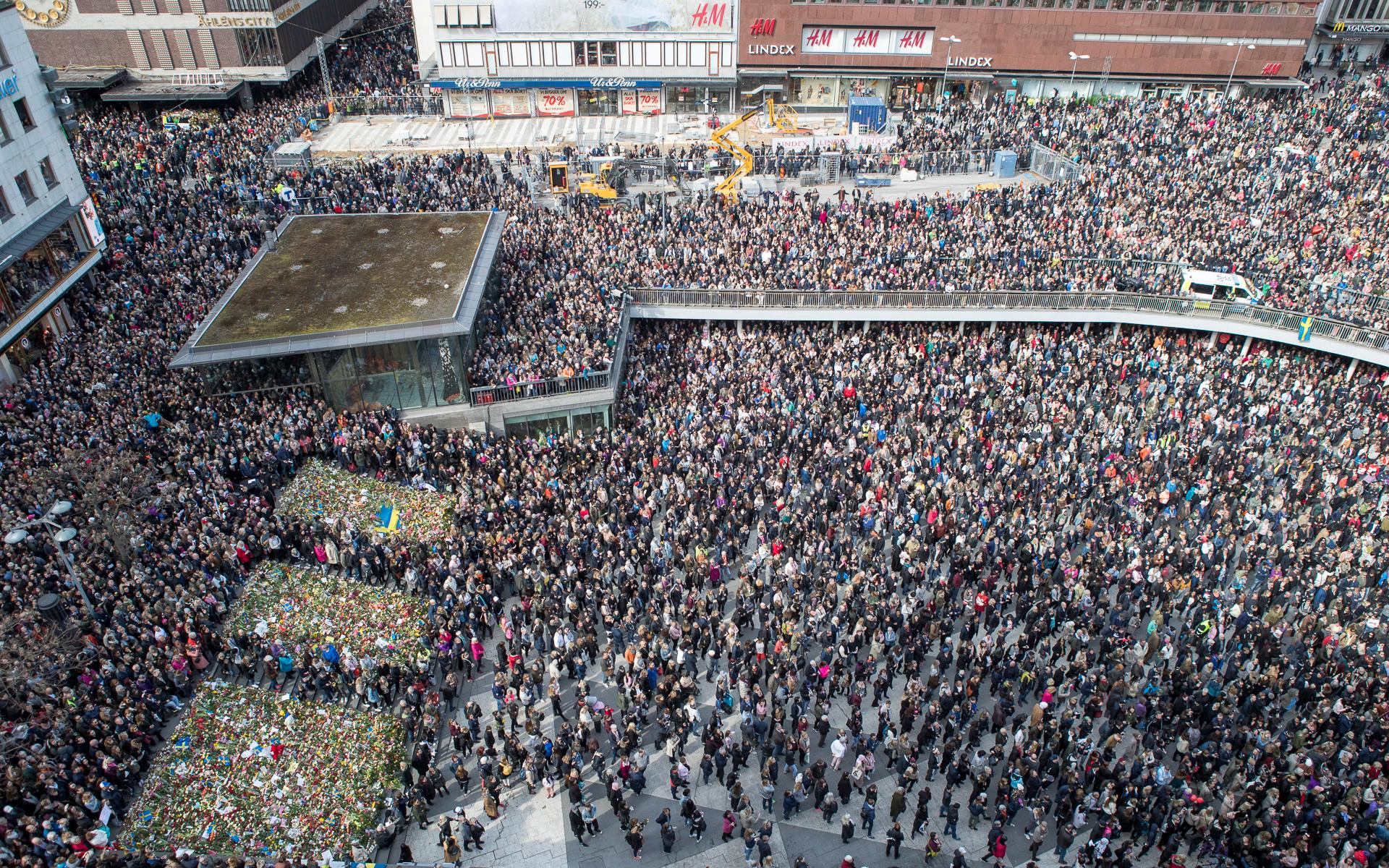 Tusentals människor samlades på en minnesstund efter terrorattacken som skedde cirka hundra meter bort.