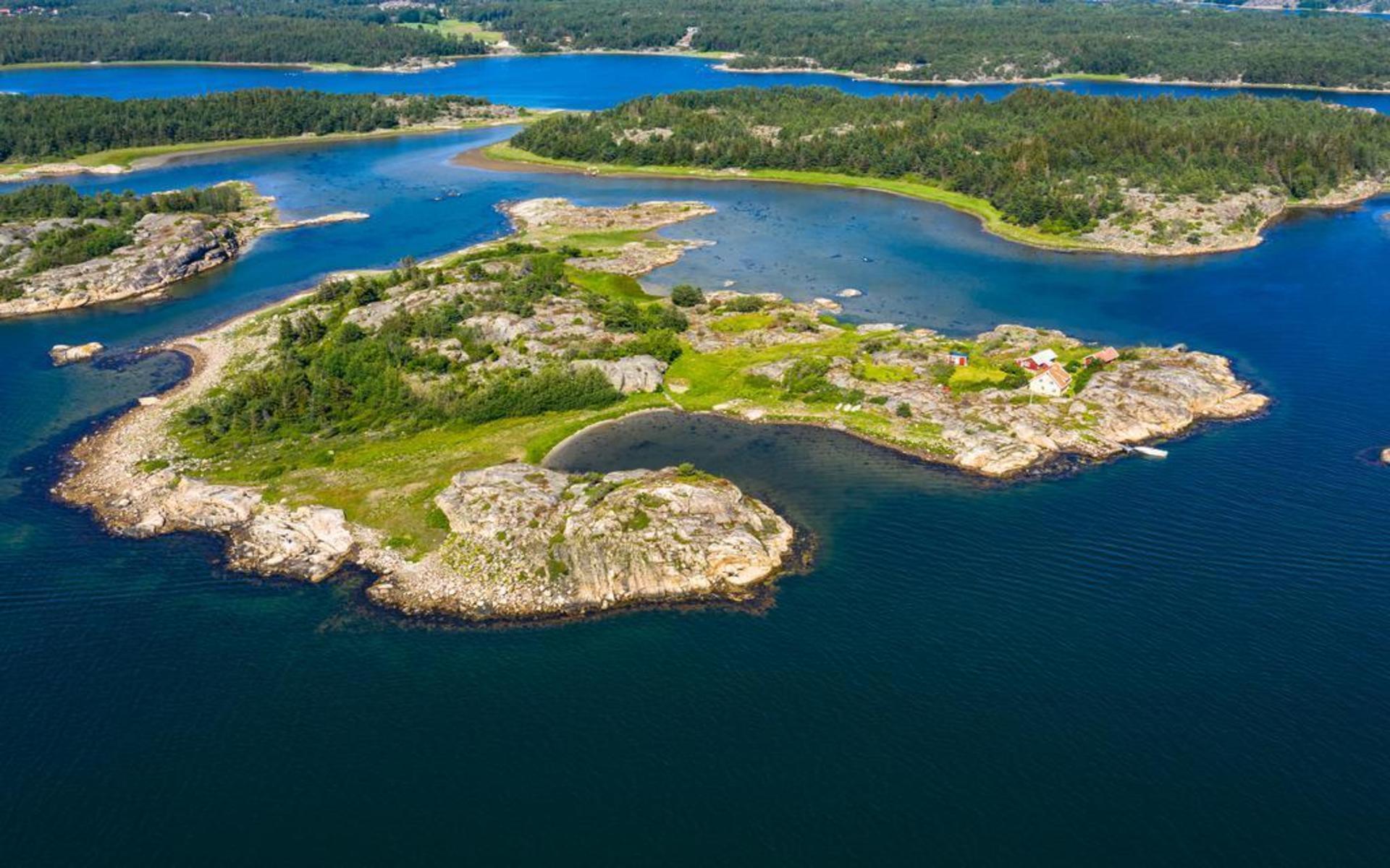 Om man är beredd att göra en del renoveringar ska det gå att ha huset på ön som åretruntboende. Men det kräver också att man kan ta sig fram och tillbaka till ön för egen maskin.